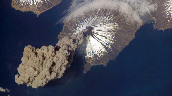 Извержение вулкана Кливленд на Аляске 23 мая 2006 года. Фото: Johnson Space Center