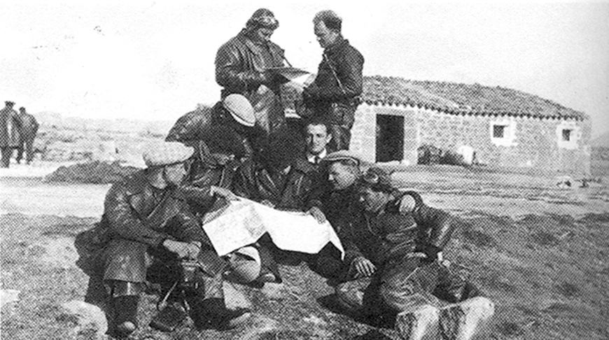 Советские летчики перед вылетом на боевое задание.
