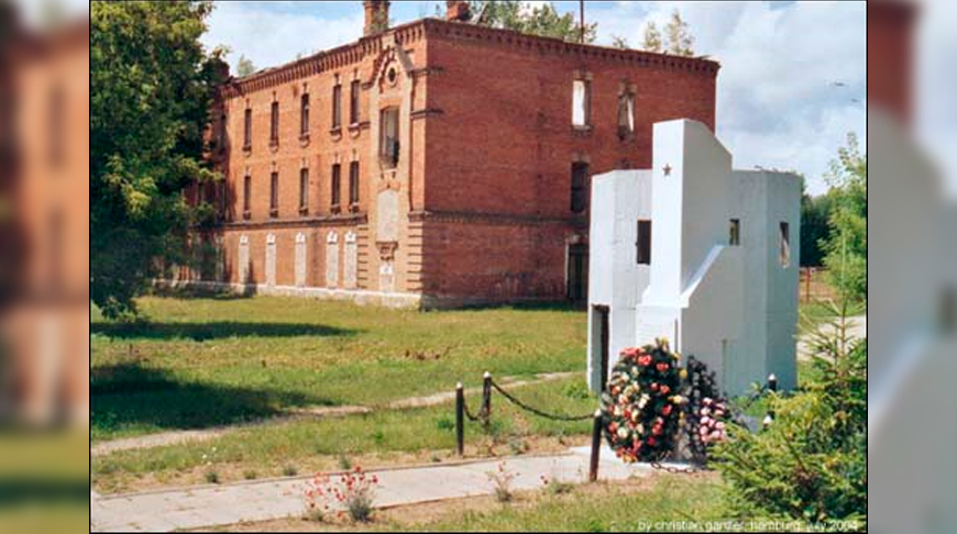 Обелиск, установленный на месте бывшего концлагеря в 1962 году. На заднем плане – здание, которое занимала лагерная администрация.