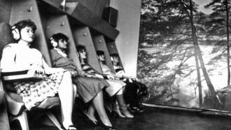 10 октября 1984 года. Студенты БГИНХ им. В.В. Куйбышева в лаборатории активного восстановления работоспособности (ЛАВР). Фото Валерия Алешкевича.