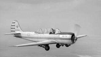 26 ноября 1986 года. Член сборной команды СССР абсолютная чемпионка мира и Европы по высшему пилотажу Валентина Яикова в полете. Фото Александра Толочко