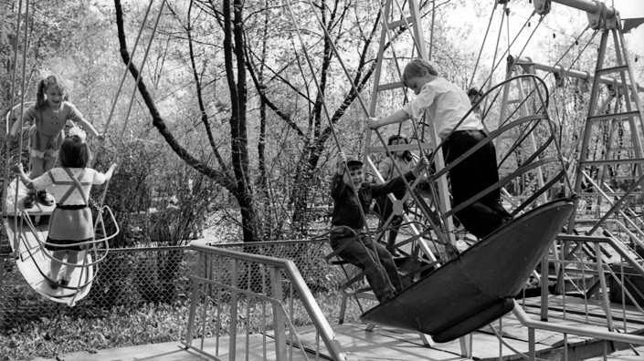 29 мая 1979 года. К Международному дню защиты детей, фотоэтюд «На качелях». Фото Геннадия Семенова