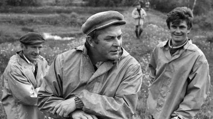 11 июня 1987 года. Рыбхоз «Новинки» Поставского района. Бригадир передовой бригады Э.Г. Мелец (слева) и рыбовод А.Э. Павлинович. Фото Альфреда Церлюкевича