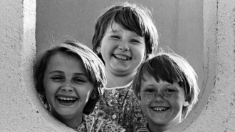 10 июня 1988 года. Подружки в колхозе в Бобруйском районе. Фото Сергея Желудовича.