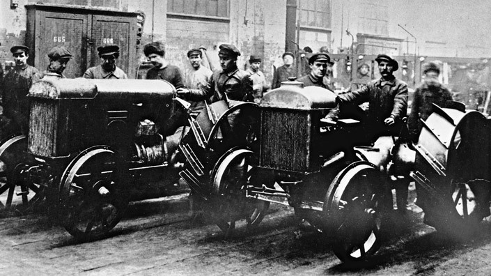 Февраль 1925 года. Первые тракторы завода «Красный путиловец». Фото БЕЛТА.