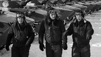 9 февраля 1978 года. Район учений «Березина». Десантники (слева направо) рядовой Л.Мальчиков, ефрейтор В.Вихров и ефрейтор А.Цыганков. Фото Н.Акимова, А.Николаева.