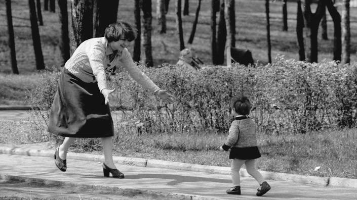 29 мая 1979 года. Фотоэтюд «Хорошо с мамой». Фото Геннадия Семенова