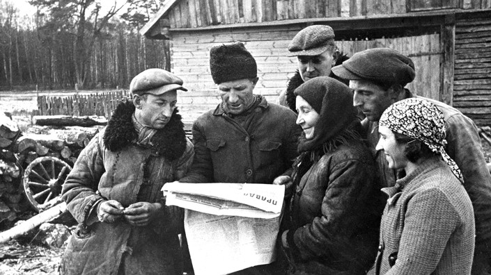 Ноябрь 1939 года. Группа бывших батраков читают газету «Правда». Фото БЕЛТА