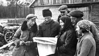 Ноябрь 1939 года. Группа бывших батраков читают газету «Правда». Фото БЕЛТА