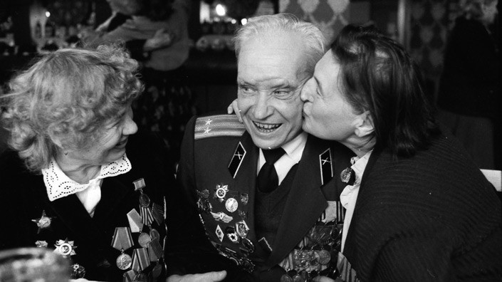 9 ноября 1993 года. На снимке: встреча однополчан. Фото Сергея Холодилина