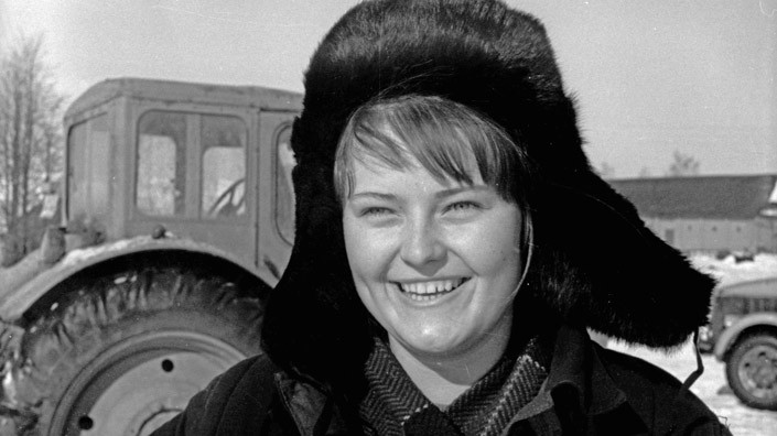 14 марта 1977 года. Тракторист-машинист Галина Гуринова. Фото Николая Желудовича.
