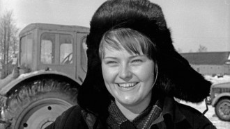 14 марта 1977 года. Тракторист-машинист Галина Гуринова. Фото Николая Желудовича.