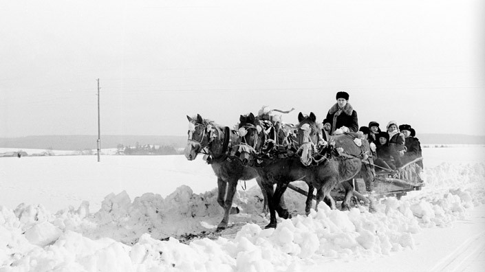 19 февраля 1968 года. Катание на тройках во время массового народного гулянья «Снежный карнавал» в деревне Задворье Столбцовского района. Фото Георгия Усламова