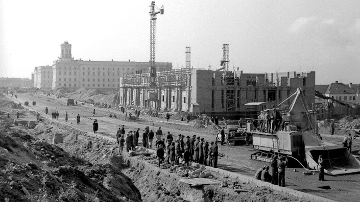 1 апреля 1948 года. Строительство на улице Советской, справа – стоящееся здание ГУМа. Фото Владимира Лупейко.