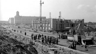 1 апреля 1948 года. Строительство на улице Советской, справа – стоящееся здание ГУМа. Фото Владимира Лупейко.