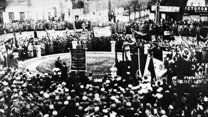 1 мая 1917 года. Первомайский митинг на Привокзальной площади в Минске. Репродукция БЕЛТА