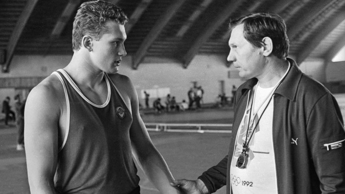 16 февраля 1989 года. Трехкратный олимпийский чемпион по вольной борьбе Александр Медведь со своим сыном Алексеем – чемпионом мира среди юниоров. Фото Д. Терехова.