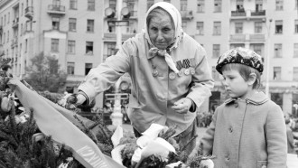 9 мая 1973 года. Бывшая подпольщица Ольга Климентьевна Марковская и Дима Никитин у обелиска на площади Победы в Минске. Фото Владимира Лупейко и Аркадия Николаева.