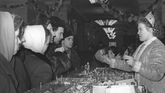 24 декабря 1959 года. Трудящиеся Минска в канун Нового года приобретают елочные игрушки в ГУМе. Фото Владимира Лупейко