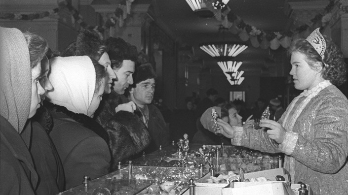 24 декабря 1959 года. Трудящиеся Минска в канун Нового года покупают елочные игрушки в ГУМе. Фото Владимира Лупейко.