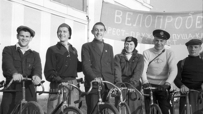 7 октября 1950 года. Группа участников велопробега Брестской молодежной спортивной школы. Фото В. Германа.