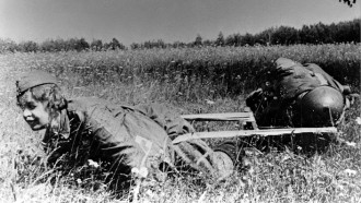 1943 год. Медсестра тащит раненого солдата с поля боя. Фото БЕЛТА