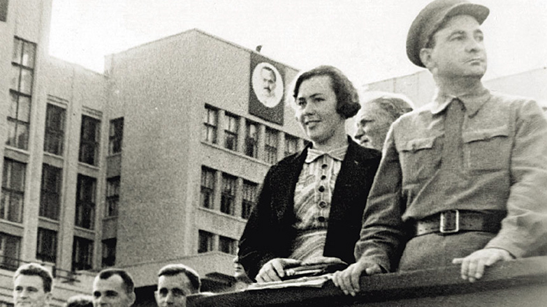 Председатель Верховного Совета БССР Н.Г. Грекова и Первый секретарь ЦК Компартии Белоруссии П.К. Пономаренко. На митинге в Минске, 1939 год
