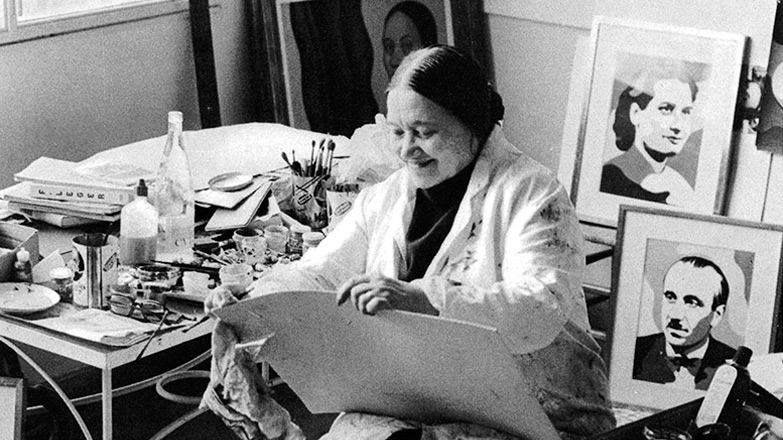 Надя Леже в мастерской с эскизами к мозаичным портретам. Париж, 1971 год
