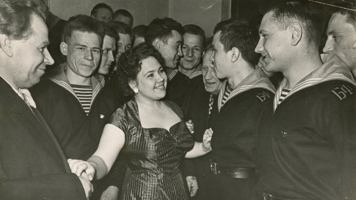 Начало 1970-х годов. Народный артист СССР Иосиф Жинович (крайний слева) и Тамара Нижникова в гостях у военных моряков