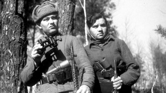 1 марта 1942 года. Партизанский отряд имени Чернака Брестского соединения. Партизаны Иван Хмелев и Мария Григорьева в дозоре. Фото Владимира Лупейко.