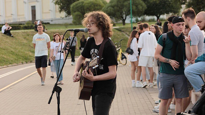 Уличный музыкант Ваня Крюк во время выступления
