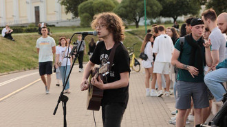 Уличный музыкант Ваня Крюк во время выступления