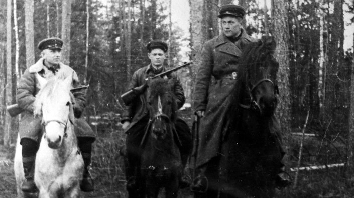 20 октября 1943 года. Командир Лепельской партизанской бригады В. Лобанок (первый справа), начальник штаба бригады Леонова партизан И. Чернов. Репродукция БЕЛТА.