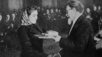 15 августа 1944 года. М.И. Калинин вручает правительственную награду Герою Советского Союза партизанке Анне Масловской. Репродукция БЕЛТА.