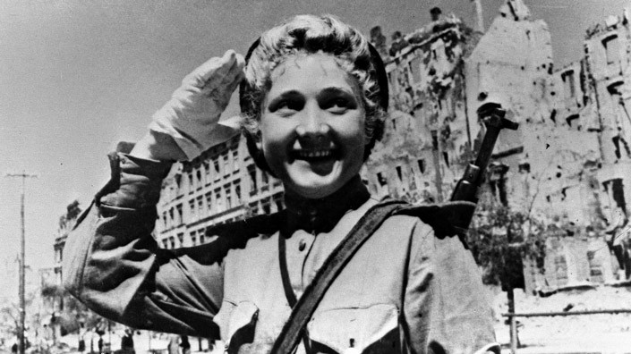 1 мая 1945 года. Регулировщица. Фото БЕЛТА
