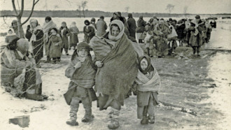 Март 1944 года. Выжившие узники Озаричей покидают лагерь после освобождения.