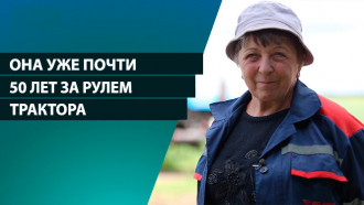 «Не боитесь со мной ехать?» Белоруска 16 лет на пенсии, но продолжает водить трактор